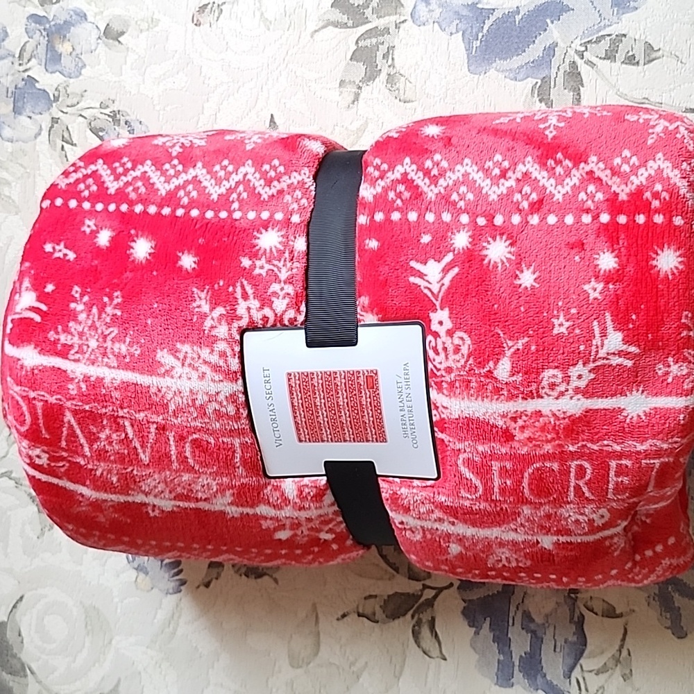 Victoria's Secret Holiday Sherpa Blanket